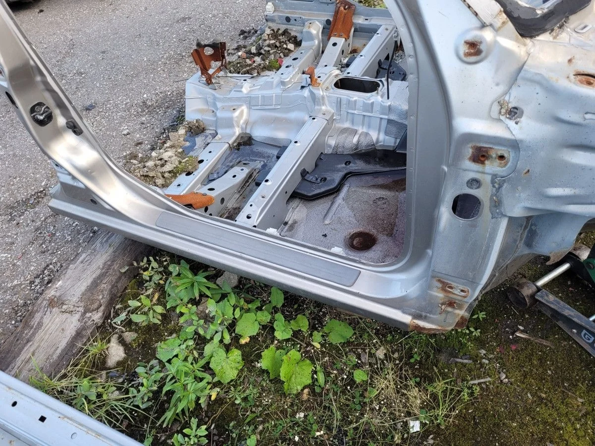 Порог правый со стойкой на Nissan Almera B10