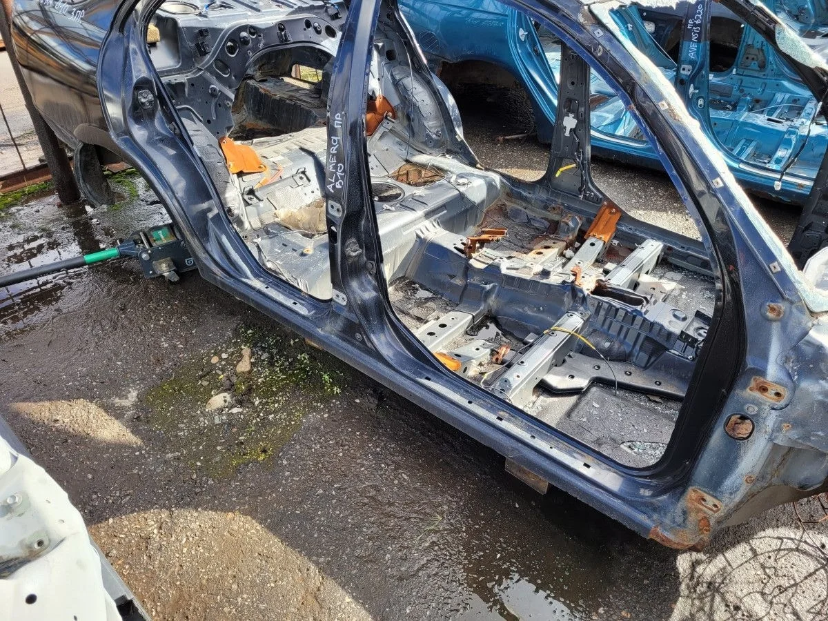 Порог правый со стойкой на Nissan Almera B10