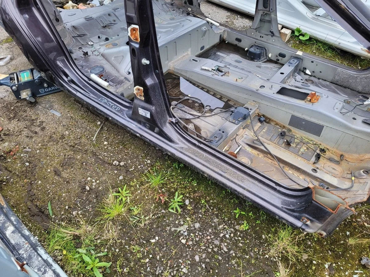 Порог правый на Renault Duster рест