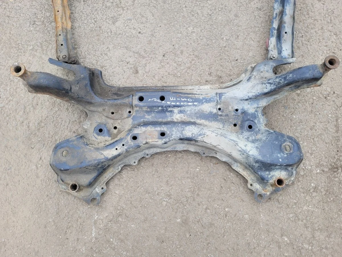 Подрамник передний на Toyota Corolla E120
