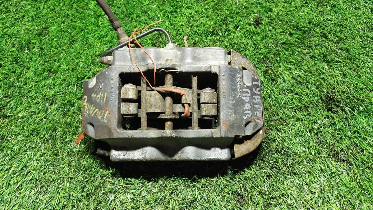 Суппорт передний правый Volkswagen Touareg 2 NF