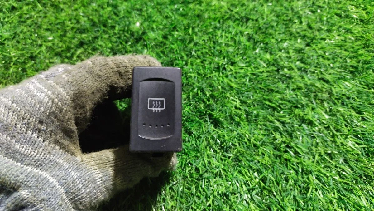 Кнопка обогрева стекла Volkswagen Passat B5 рестайлинг (2000—2005)