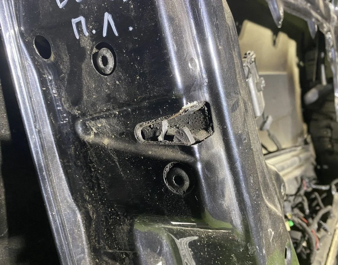 Замок двери передней левой Volkswagen Passat B5