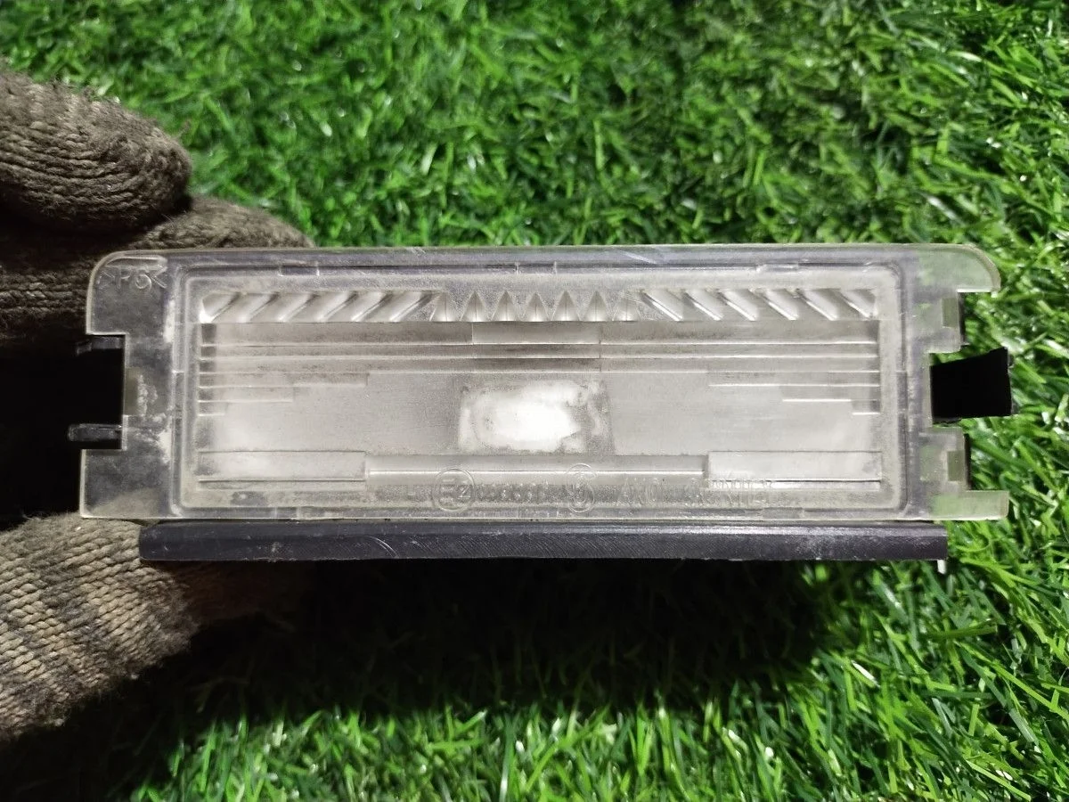 Фонарь подсветки номера Renault Logan I (2004—2009)