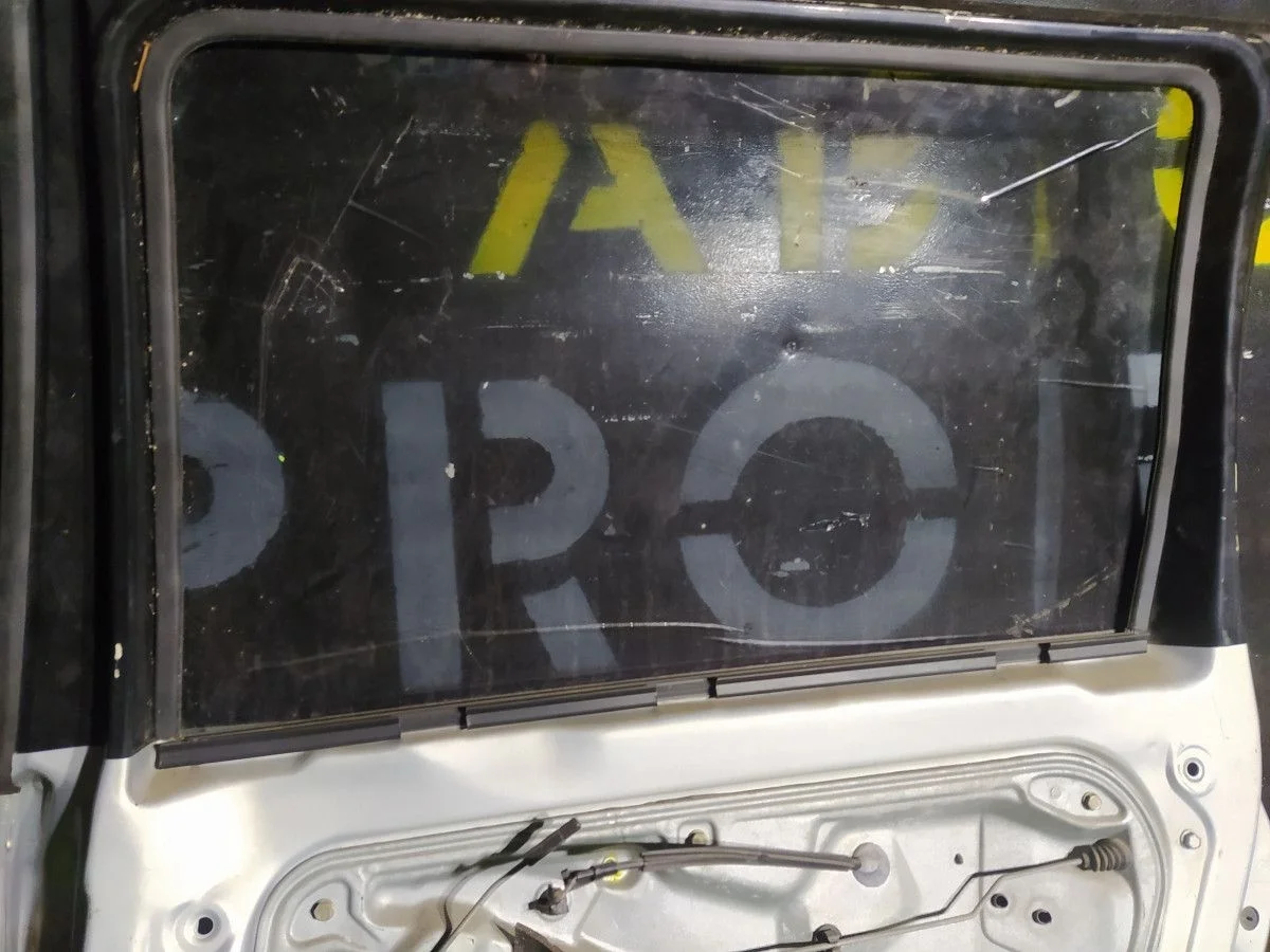 Стекло двери задней правой Volkswagen Passat B5