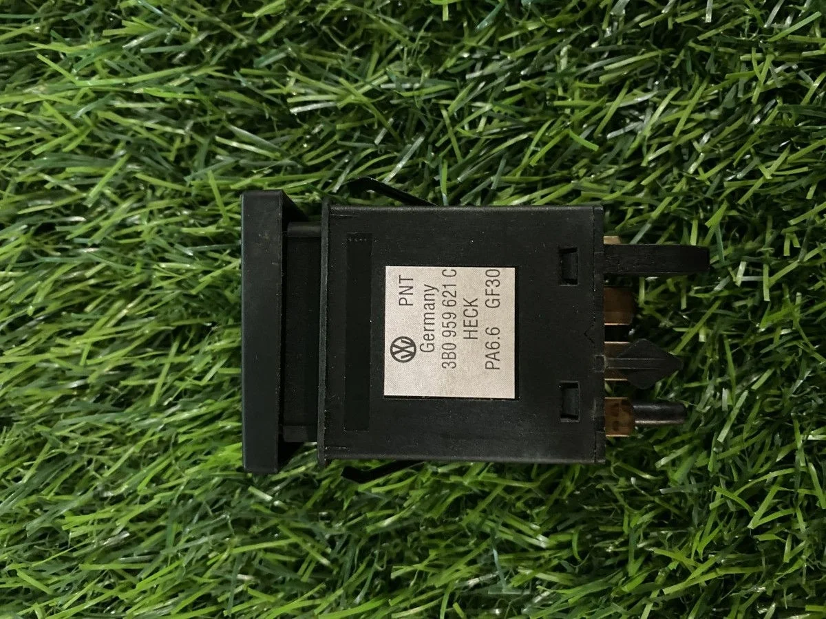 Кнопка обогрева заднего стекла Volkswagen Passat V