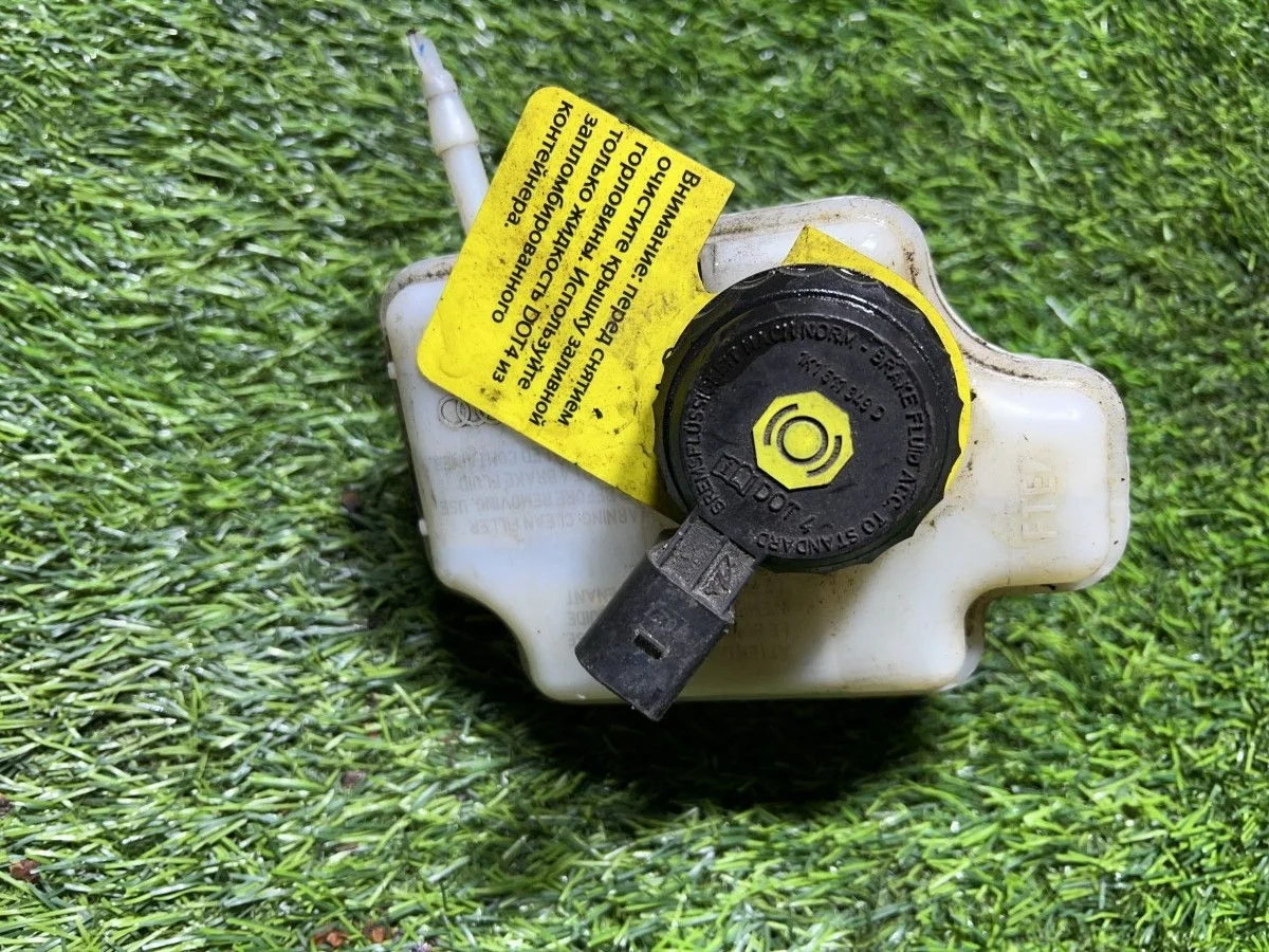 Главный тормозной цилиндр Volkswagen Jetta