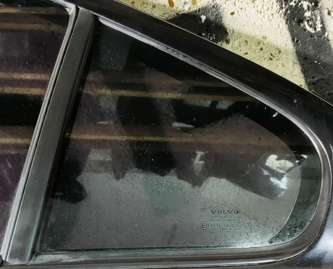 Стекло двери задней левой (форточка) для Volvo S60