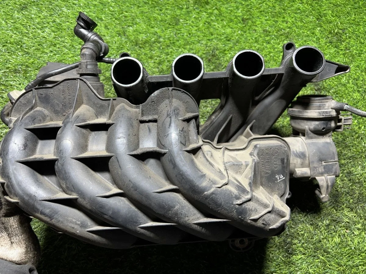 Впускной коллектор Volkswagen Passat