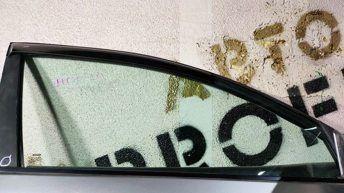 Стекло двери передней правой Nissan Primera 3
