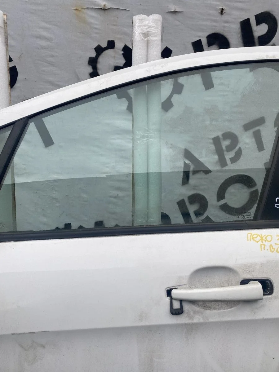 Стекло двери передней левой для Peugeot 308