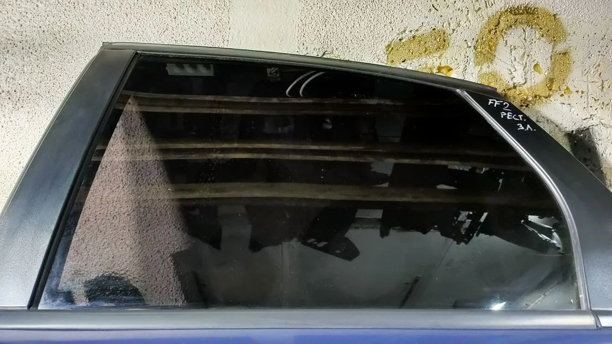 Стекло двери задней левой для Ford Focus (II) II