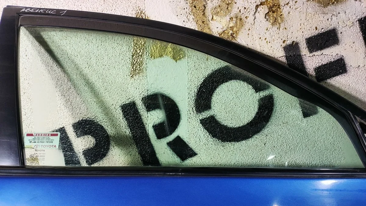 Стекло передней правой двери Toyota Avensis I