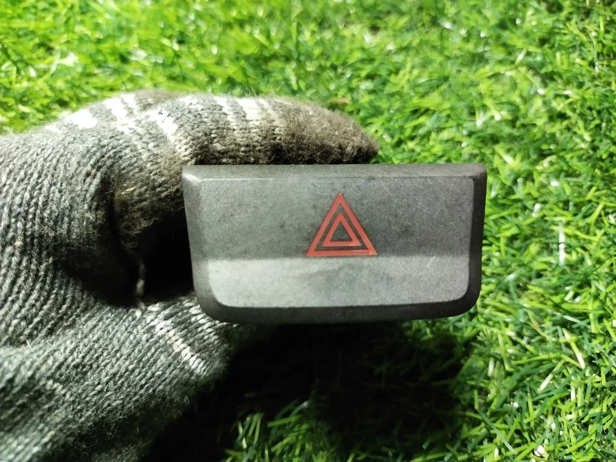 Кнопка аварийной сигнализации Kia Rio I (1999—2002)