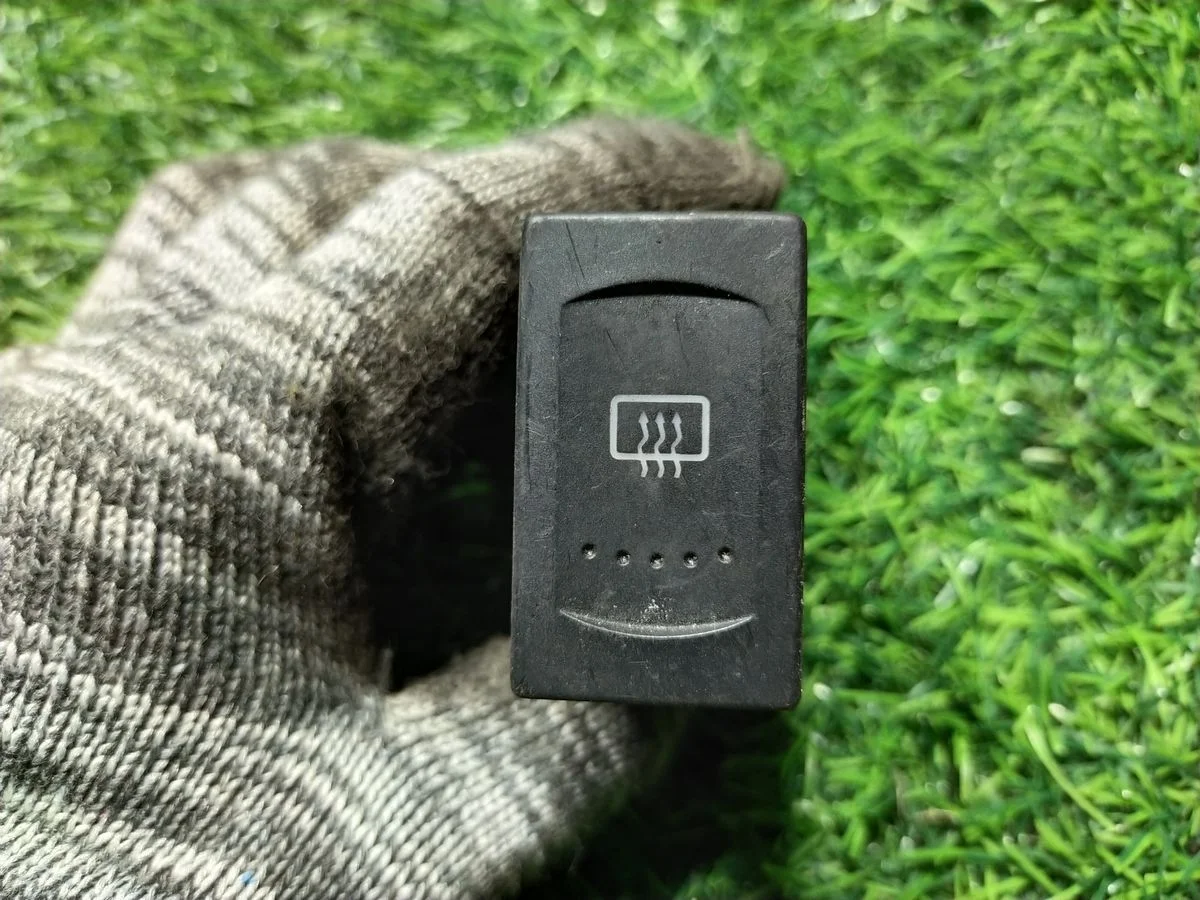 Кнопка обогрева заднего стекла Volkswagen Passat B5 рестайлинг (2000—2005)