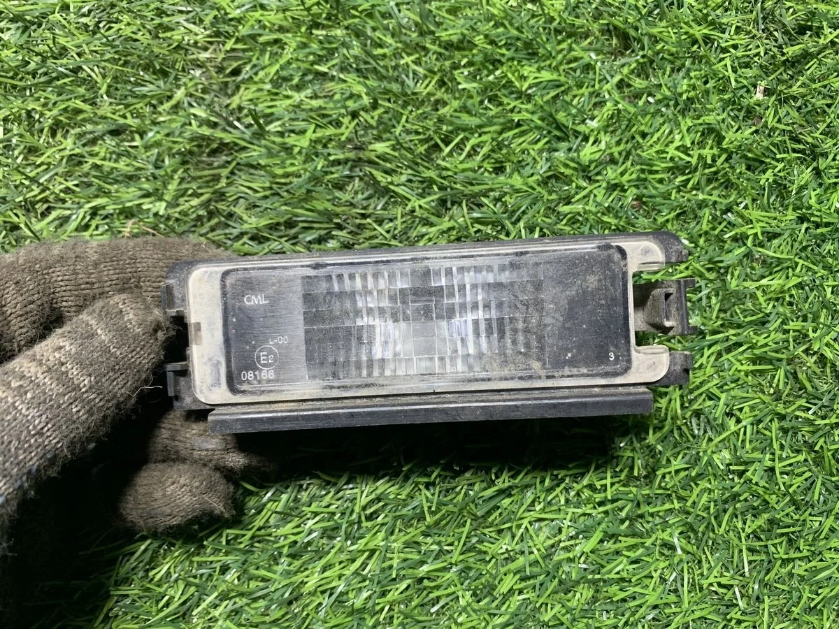 Фонарь подсветки номера Renault Logan