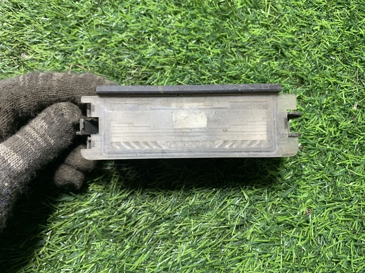 Фонарь подсветки номера Renault Logan