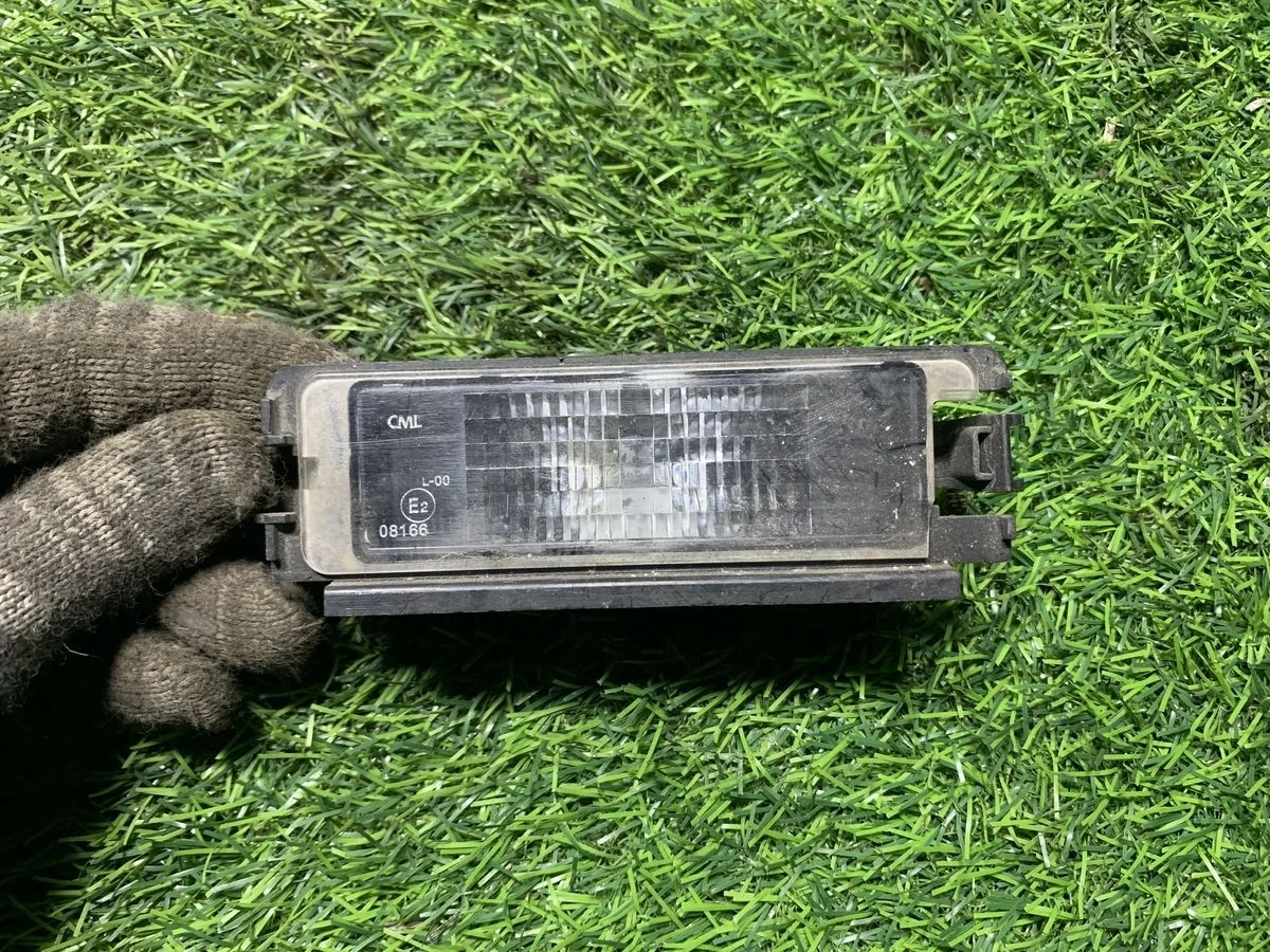 Фонарь подсветки номера Renault Logan