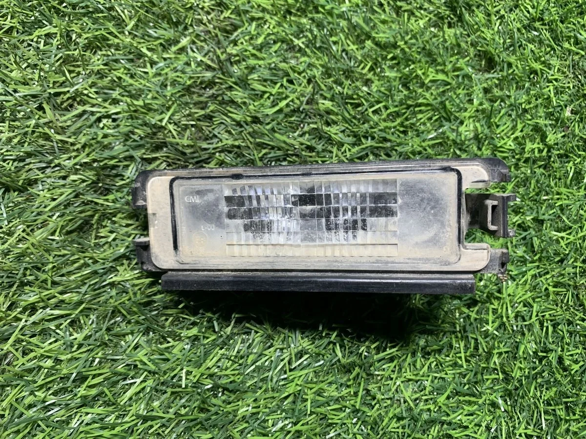 Фонарь подсветки номера Renault Logan