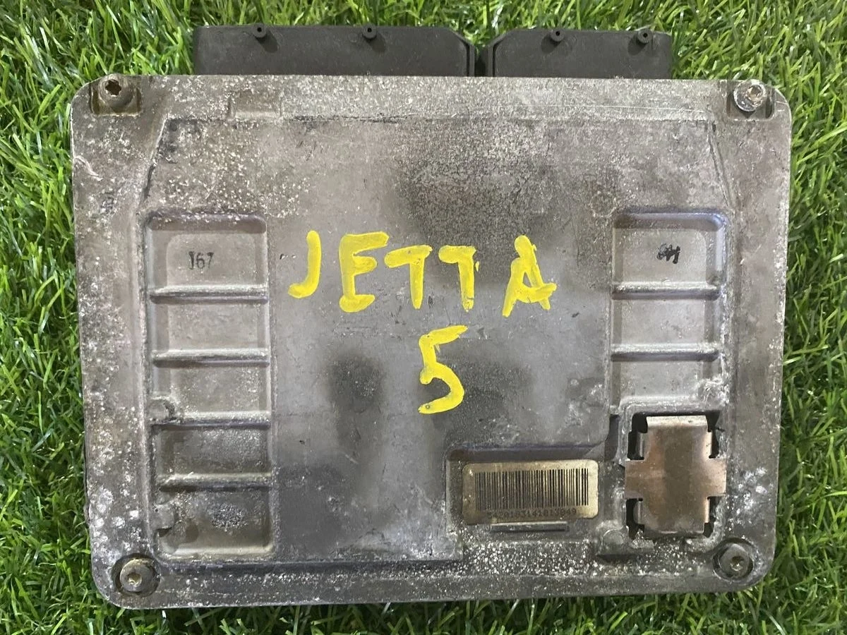 Компьютер двигателя VW Golf Jetta