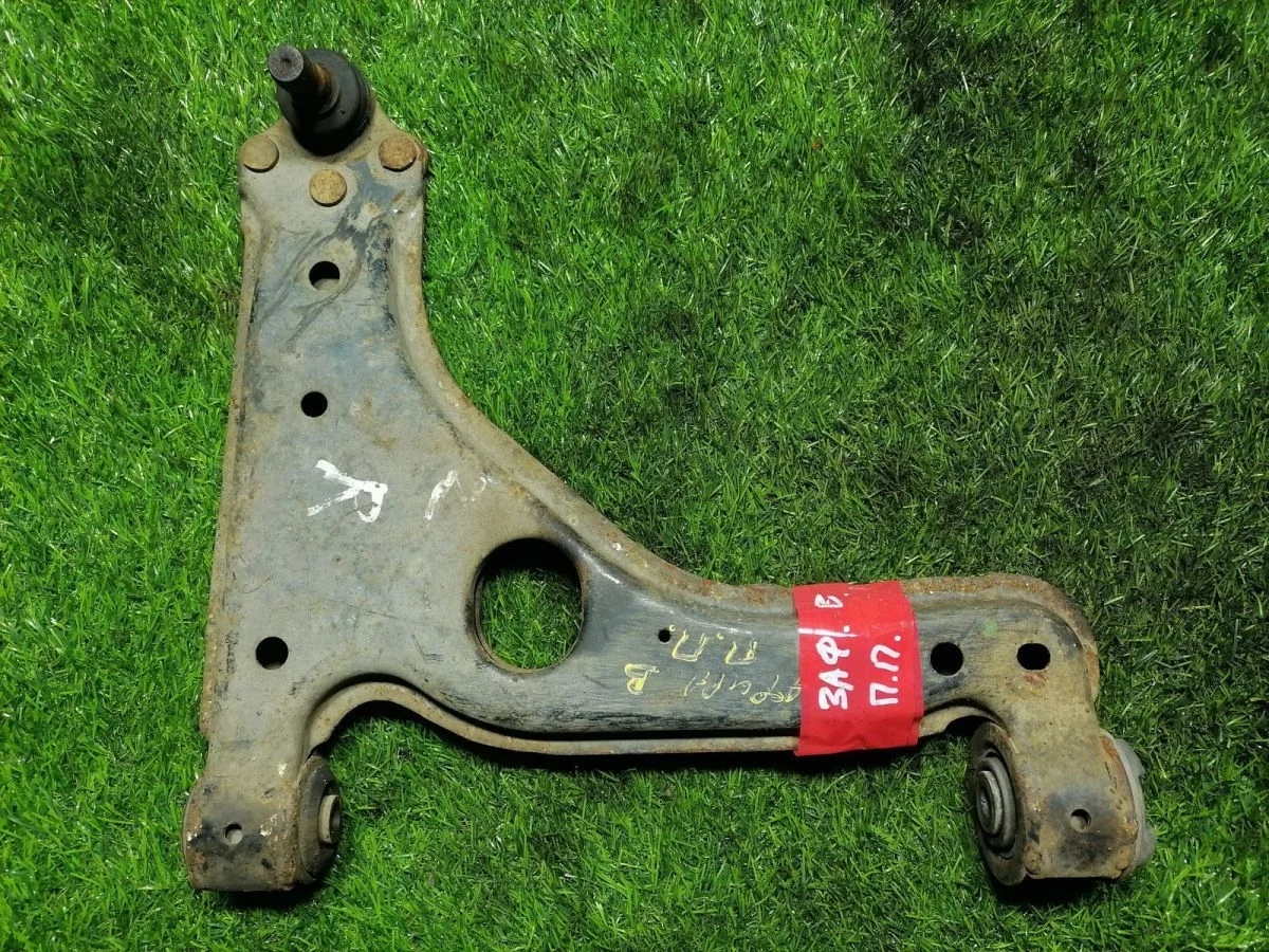 Передний правый рычаг Opel Astra H