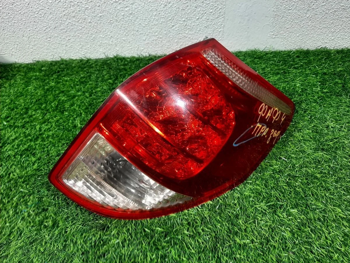 Фонарь правый на Toyota Rav4 30