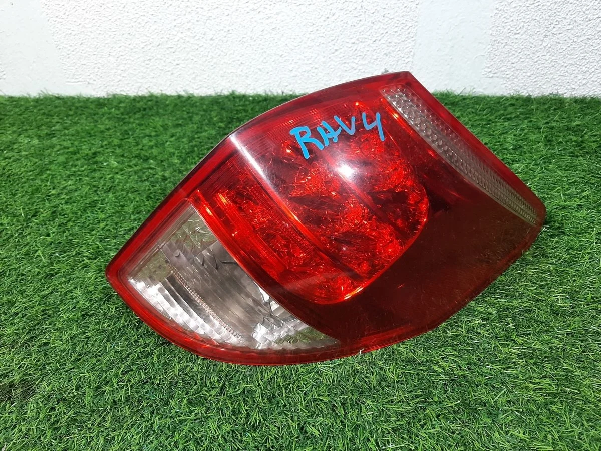 Фонарь правый на Toyota Rav4 30