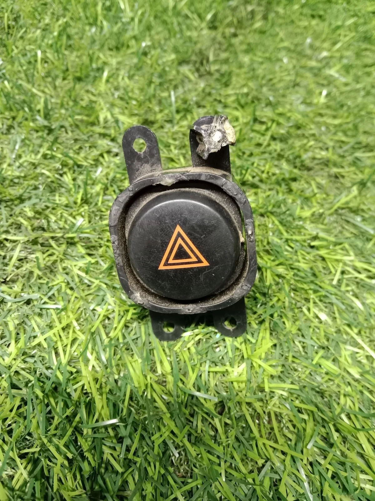 Кнопка аварийной сигнализации Nissan Navara 2