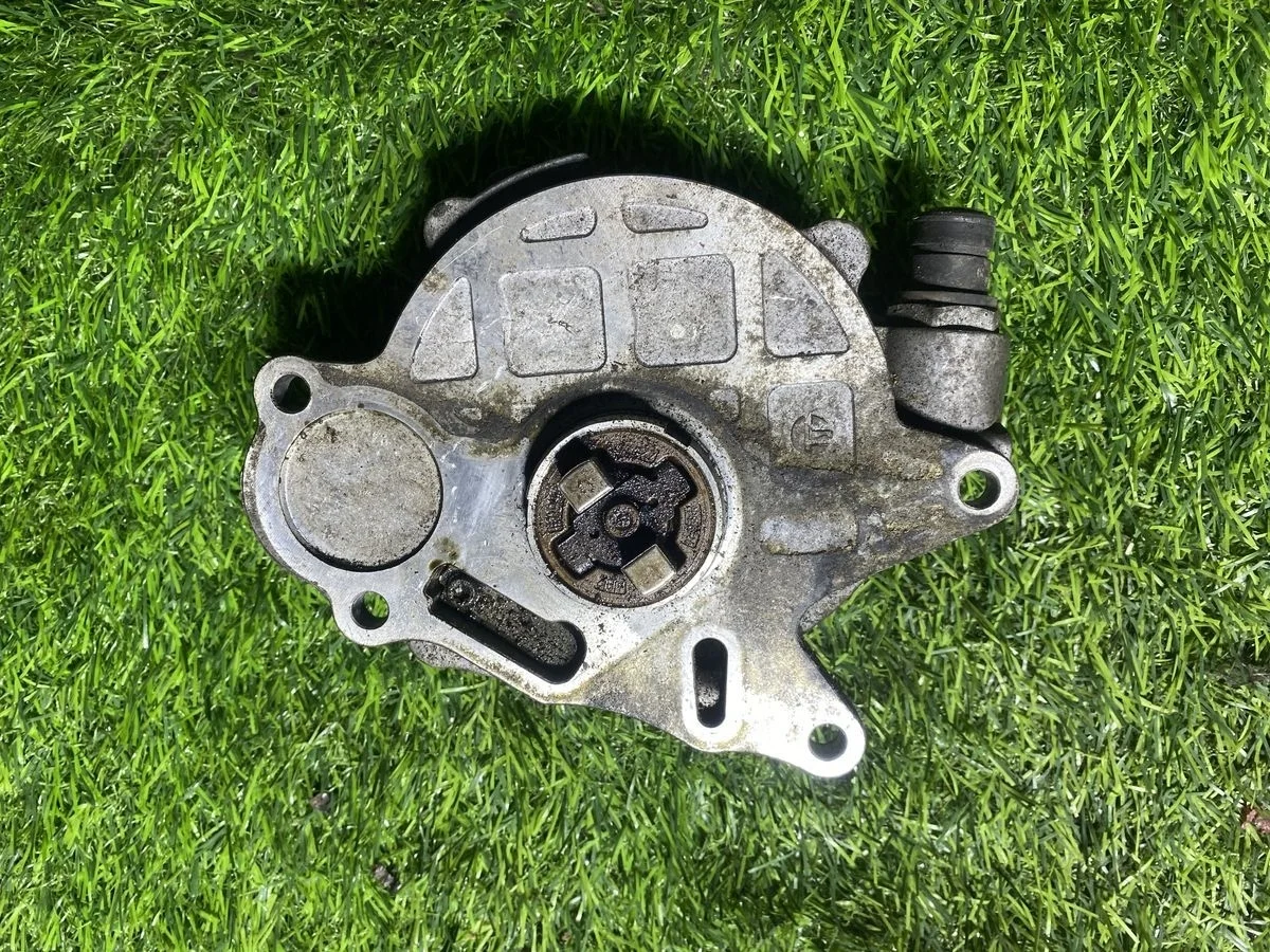 Насос вакуумный Volkswagen Passat