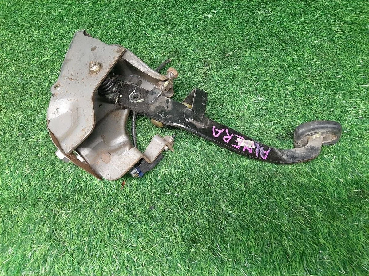 Педаль сцепления на Nissan Almera Classic B10