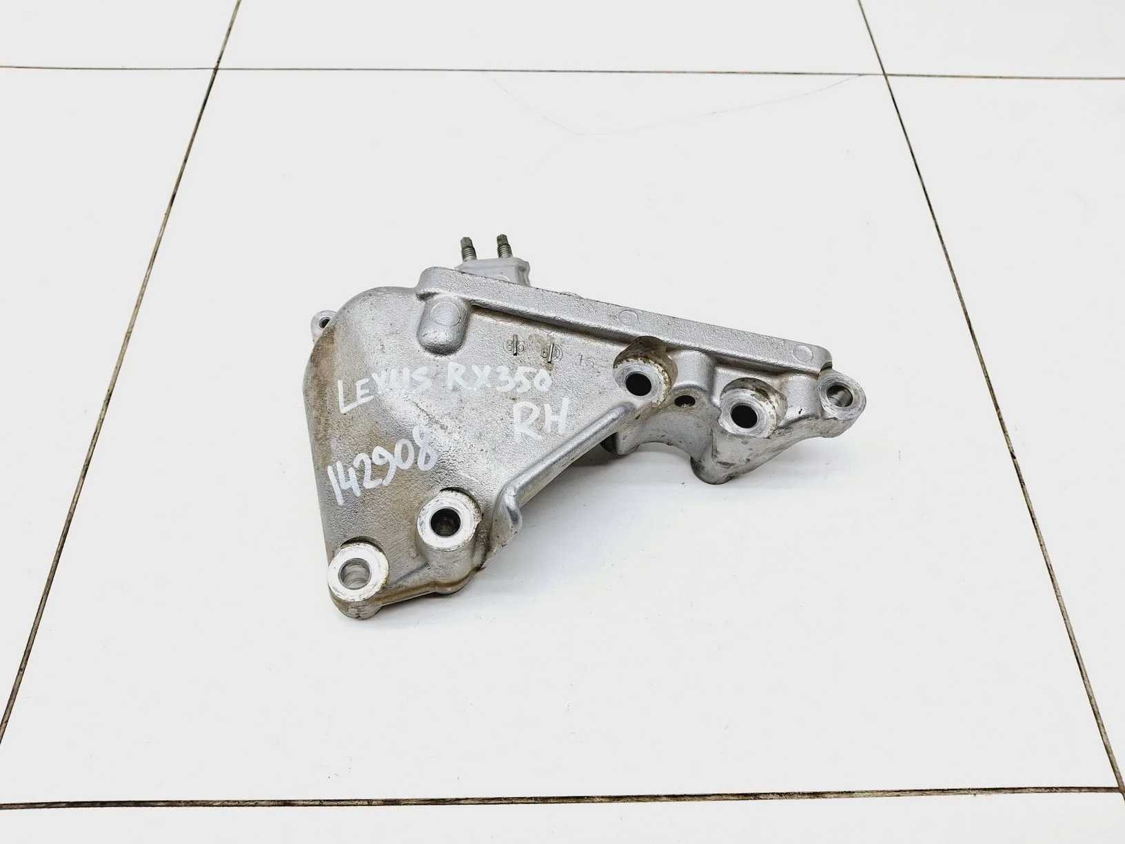 Кронштейн двигателя левый Lexus RX 300/330/350/400h (XU30) 2003-2008