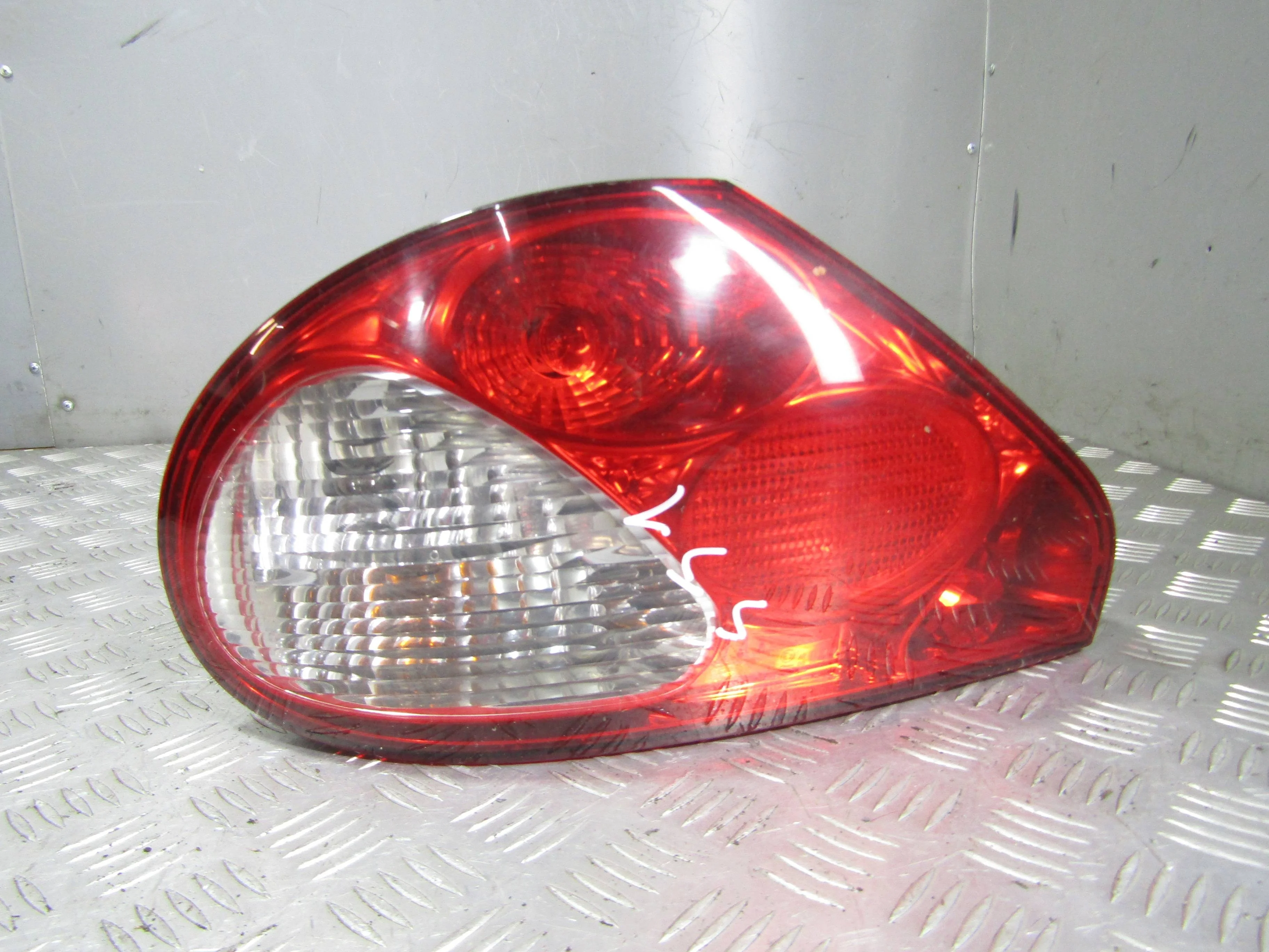 Фонарь внешний левый JAGUAR X-type 2001-2009