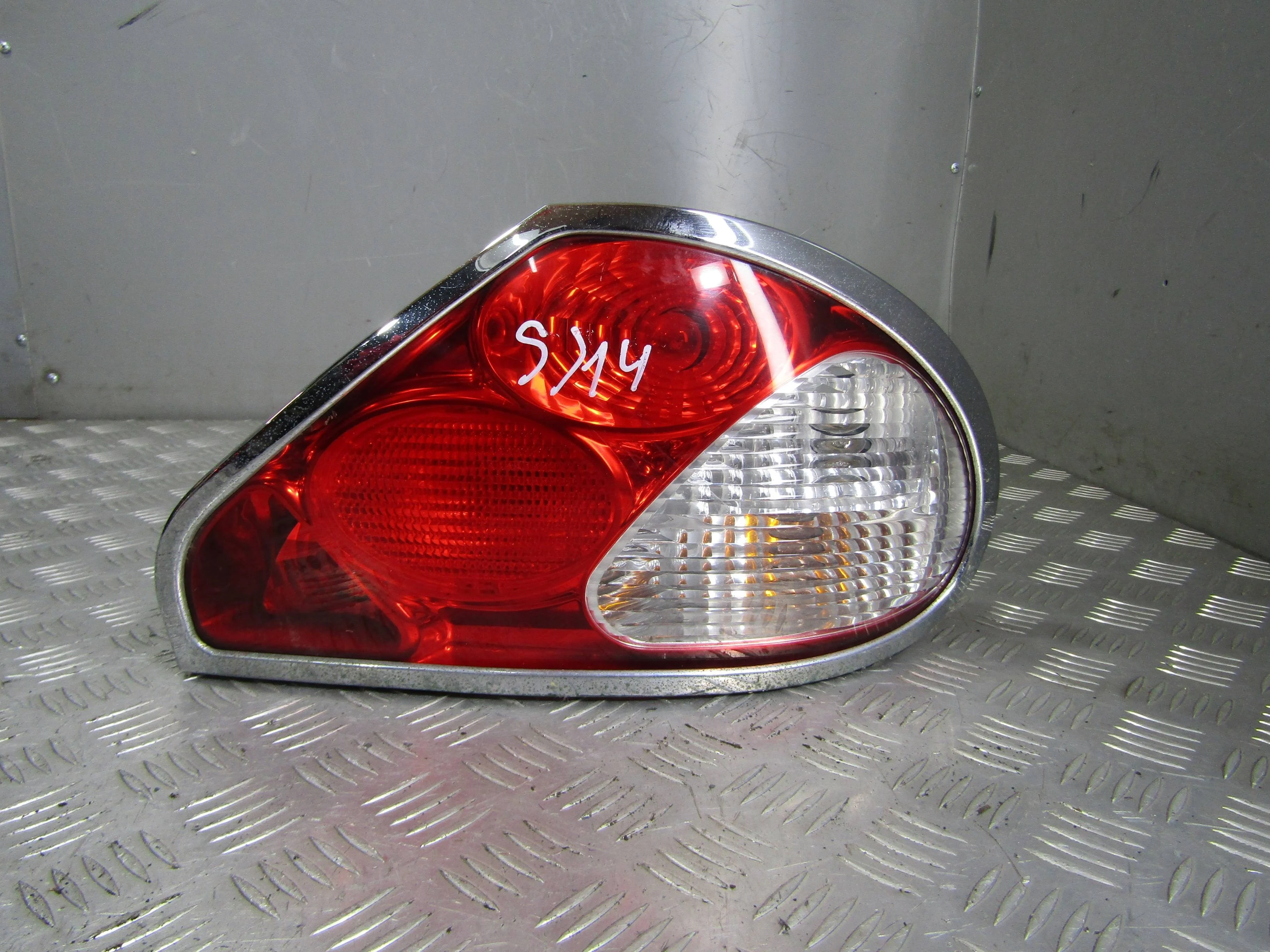 Фонарь внешний правый JAGUAR X-type 2001-2009