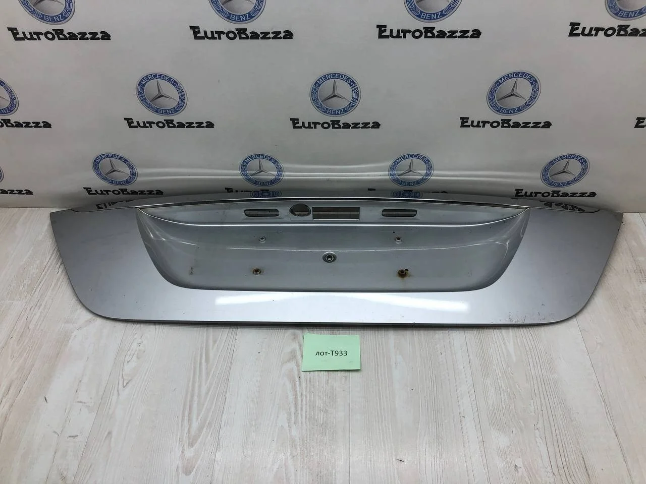Накладка крышки багажника Mercedes 211