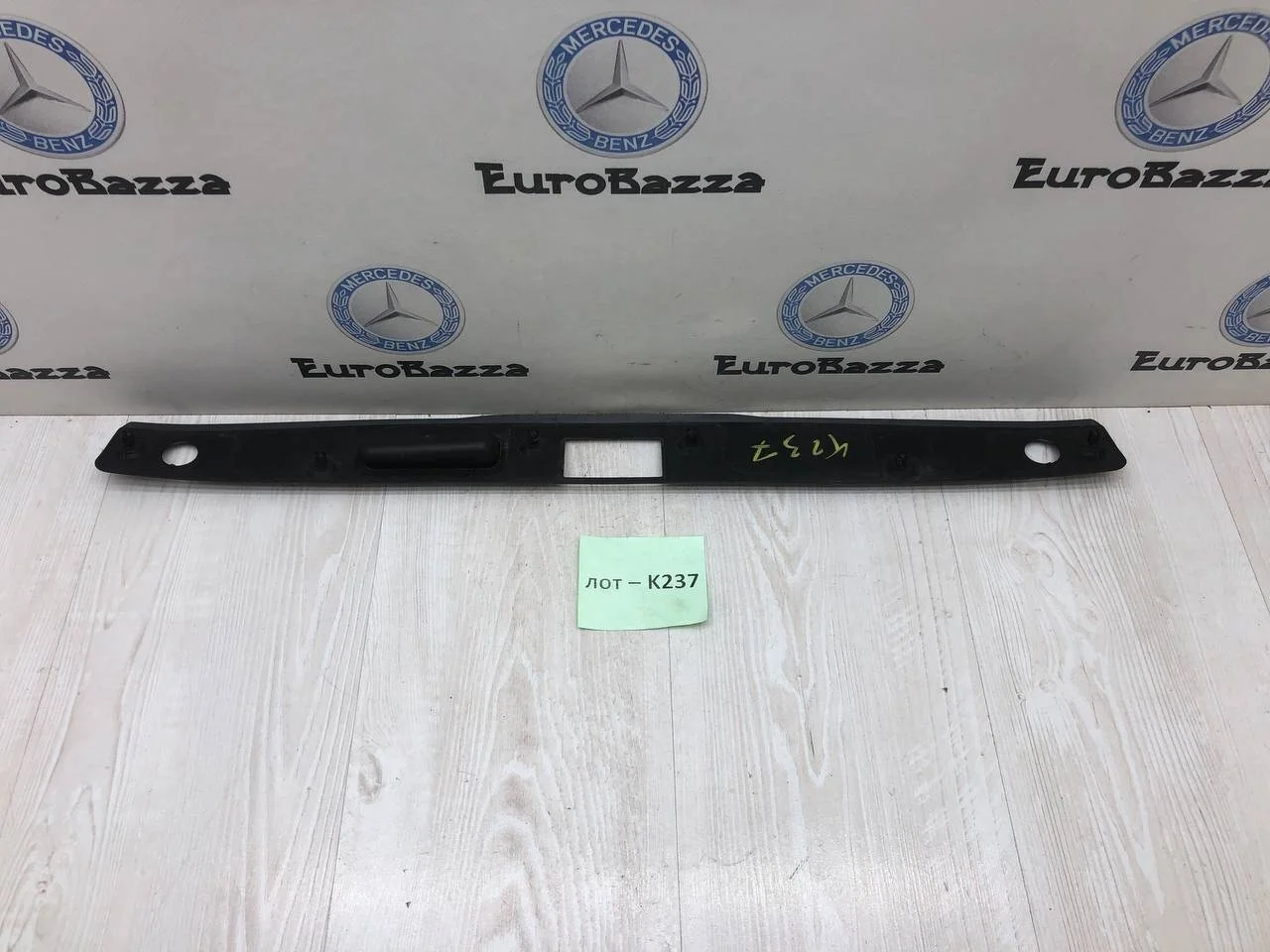 Накладка крышки багажника Mercedes W211