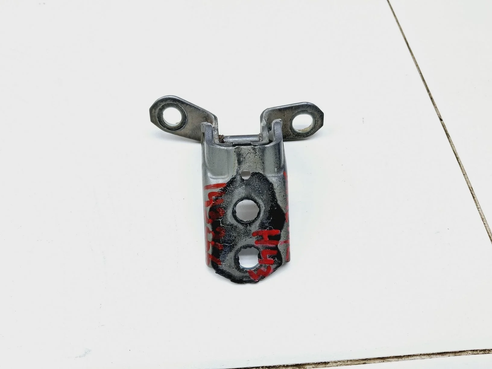 петля двери Nissan Juke (F15) 2011-2019