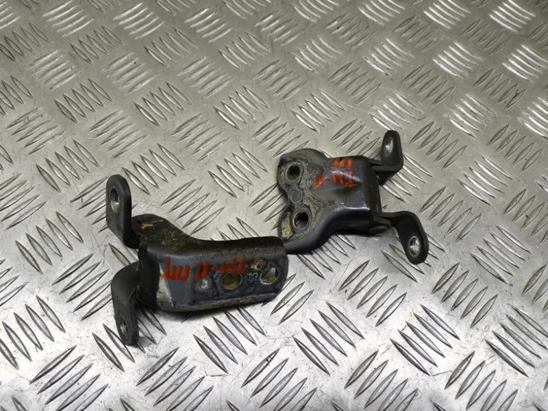 Петля двери передней правой Toyota Hilux (2005-2015) 2014 Пикап