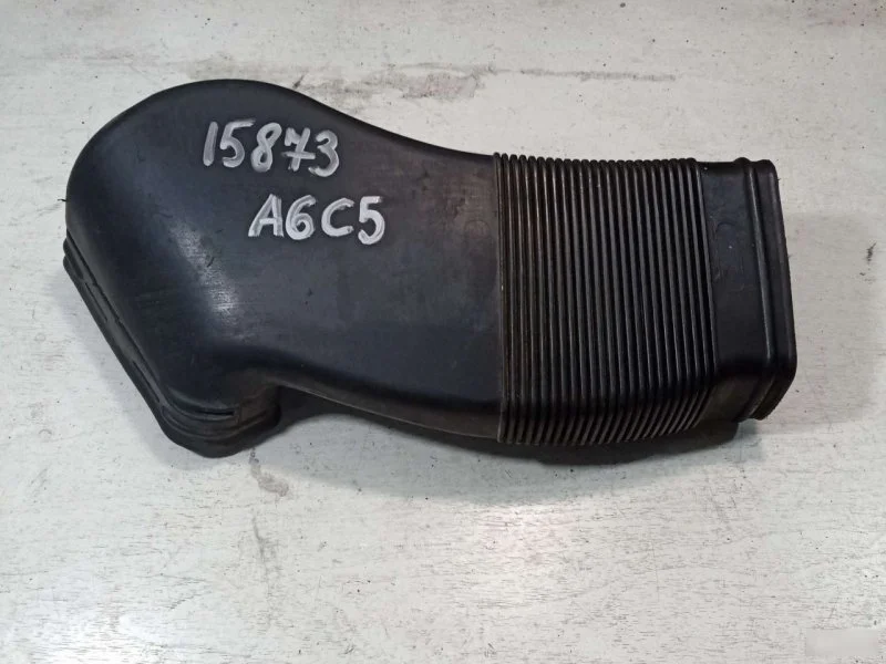 Патрубок на воздушный фильтр Audi A6 C5 1998 седан