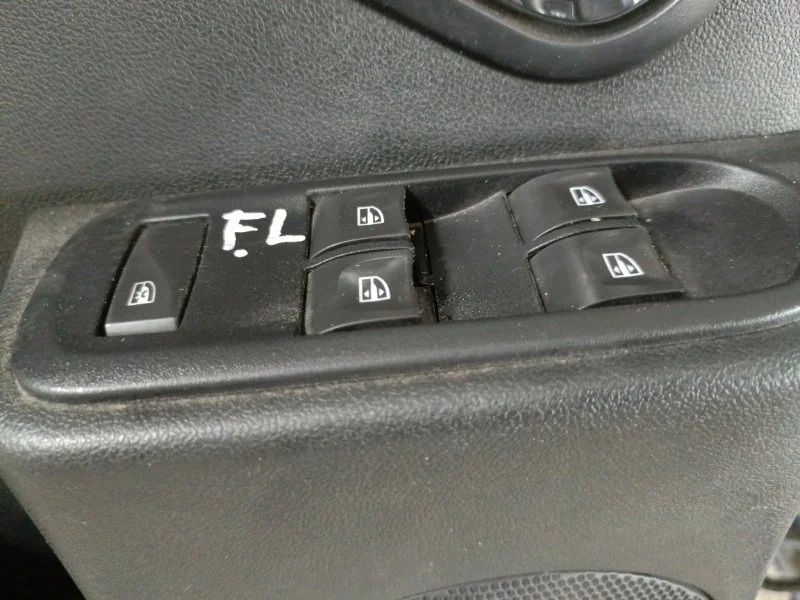 Блок управления стеклоподъемниками Renault Duster 2015-2020 8200160603 K9K, передний левый