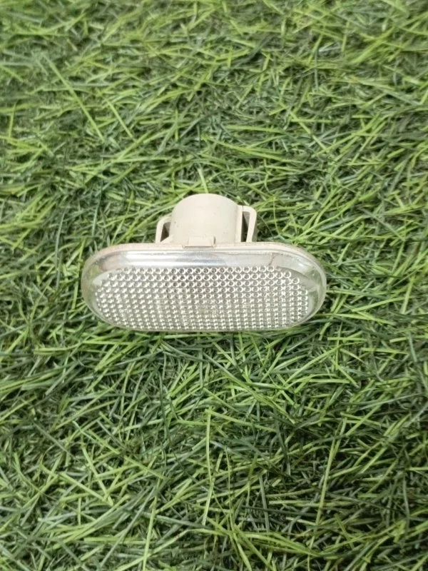 Повторитель в крыло Renault Duster 8200257684