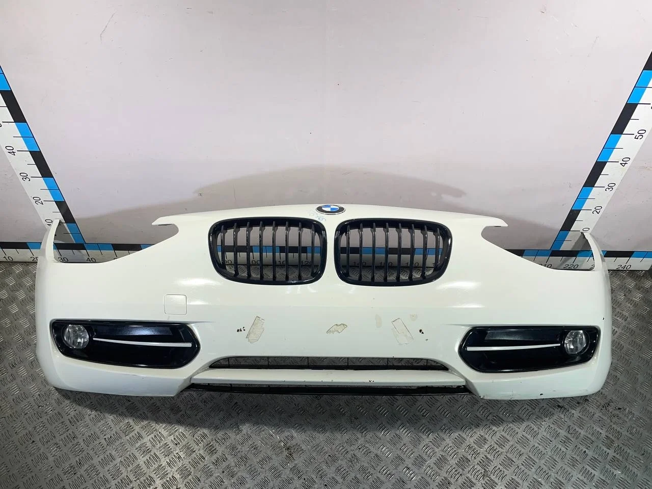[Б/У] Бампер передний BMW 1-serie - (Состояние: в сборе с решетками 51117341614, 51117341612, 51117341611, 51117272557, 51117272558, 51137262117, 51137262118, противотуманными фарами 63177248911, 63177248912) [ХОРОШЕЕ] [Код: 00532631 ]