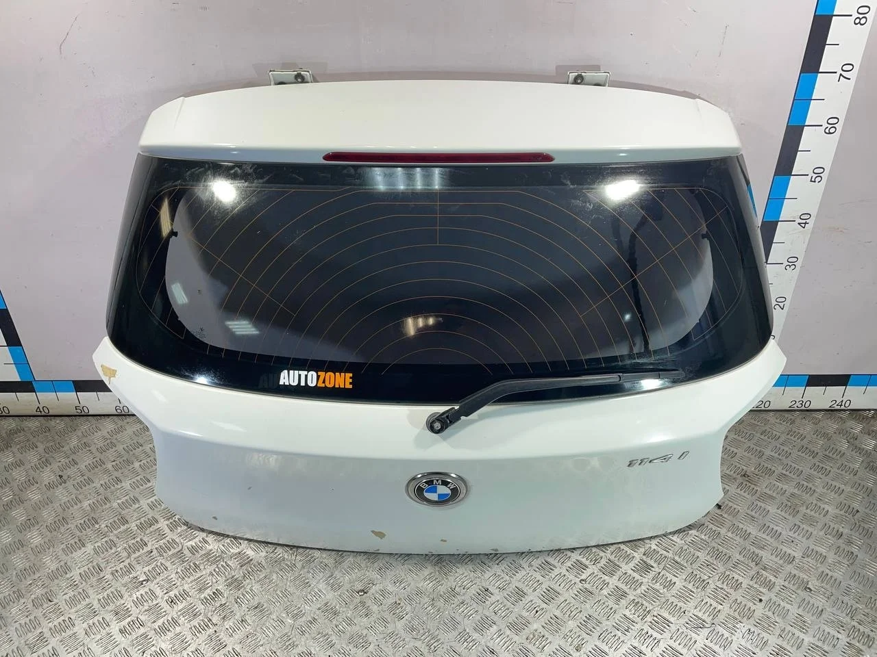 [Б/У] Дверь багажника BMW 1-serie - (Состояние: в сборе со стеклом 51317239882, верхней обшивкой 51497239893, основной обшивкой 51497239905, замком 51247248075, основой эмблемы 51247248535, эмблемой 51767288752) [ХОРОШЕЕ] [Код: 00532698 ]