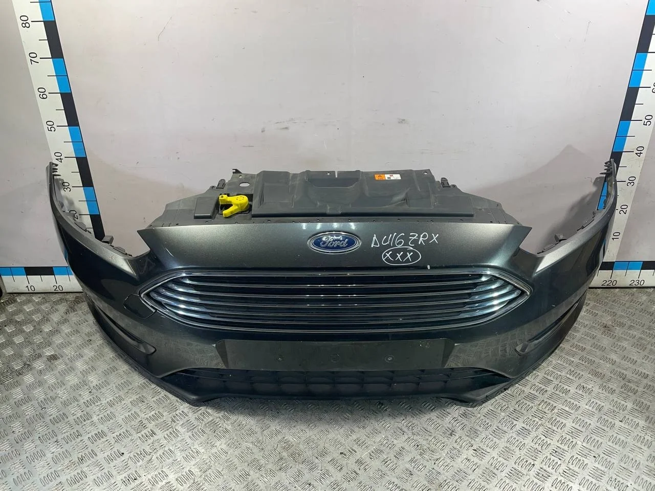 [Б/У] Бампер передний Ford Focus III - (Состояние: в сборе с решеткой 1873307, эмблемой 5351110, решетками противотуманок 1873303, 1873304, 1873305, нижней накладкой 1873305, противотуманными фарами 1874688, 1874687) [ХОРОШЕЕ] [Код: 00531515 ]