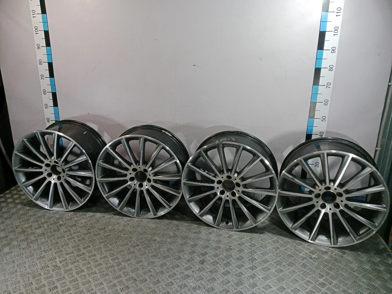 [Б/У] Диск колесный Mercedes R20 - Комплект разношироких дисков. Два диска задних размер 9,5x20 5x112 ET38 D66,6 (A22240105007X21) два диска передних размер 8,5x20 5x112 ET38 D66,6 (A22240104007X21) [ХОРОШЕЕ] [Код: 00576172 ]