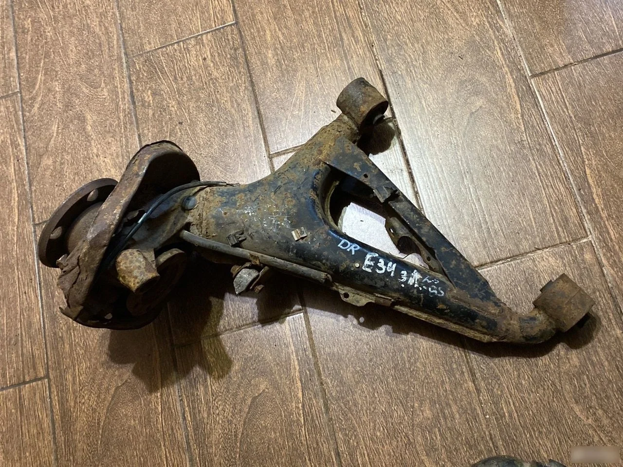 Кулак задний левый BMW 5 серия E34 (1988—1996)