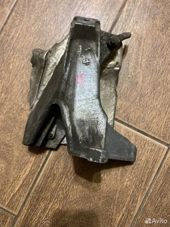 Кронштейн двигателя левый Audi A4 B6 (2000—2006)