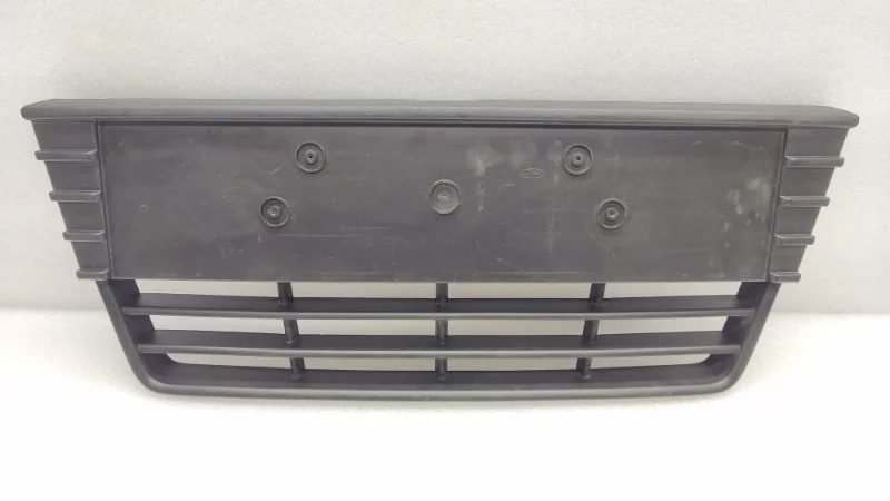 Решетка бампера центральная Ford Focus 2010 CB8