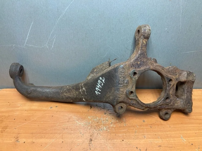 Поворотный кулак Nissan Navara D40 2005-2014 40014EB000, передний правый