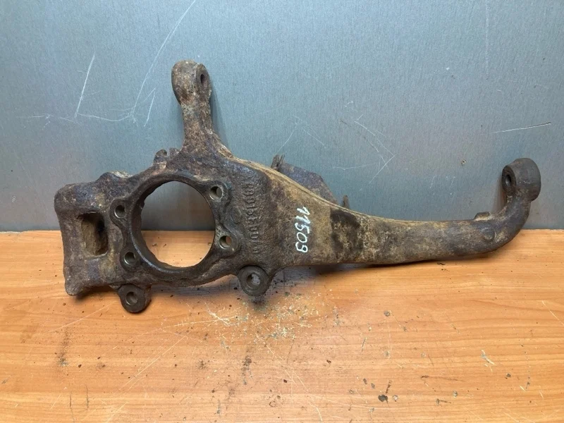 Поворотный кулак Nissan Navara D40 2005-2014 40015EB000, передний левый