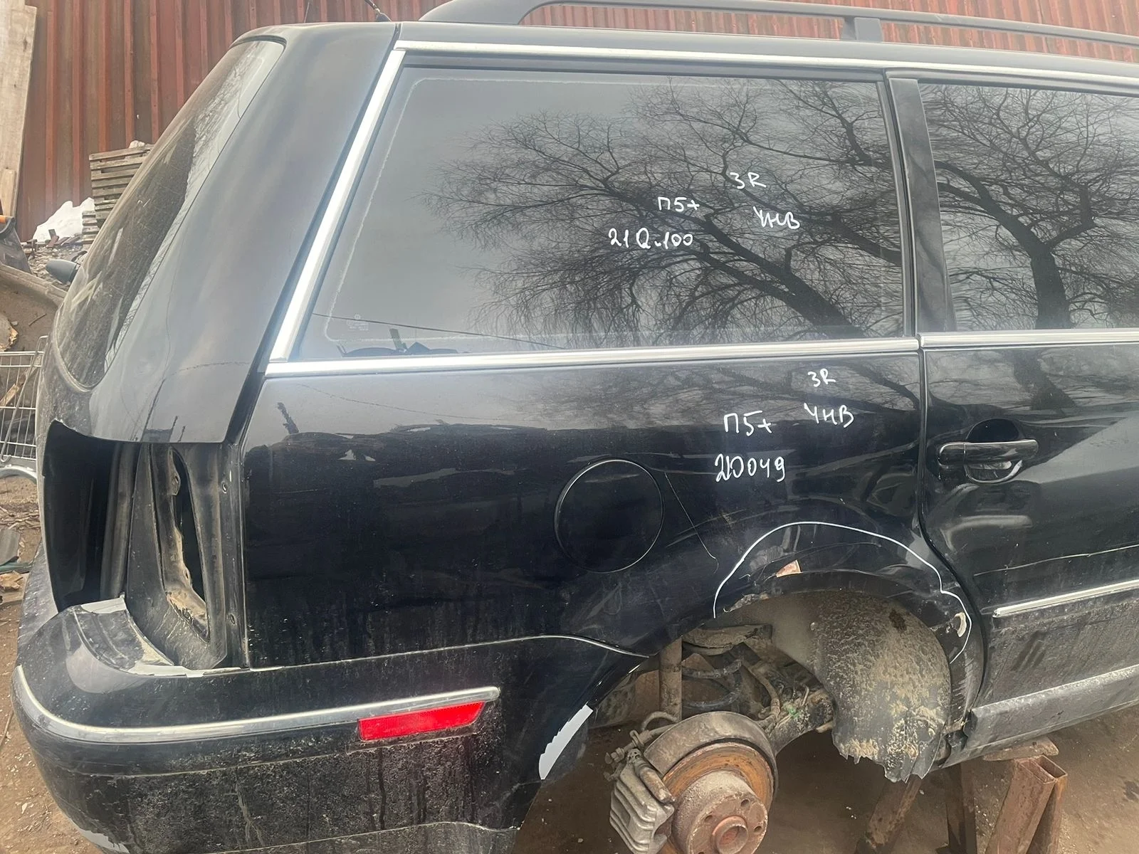 Крыло VOLKSWAGEN PASSAT B5+ 2001- заднее универсал правое черное б/у PASSAT B5+(2001-2004)